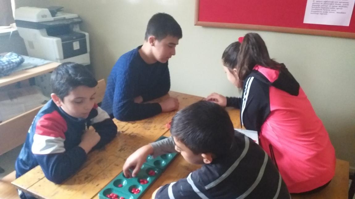 Öğrencilerimiz Teneffüste Akıl Oyunları Oynuyor